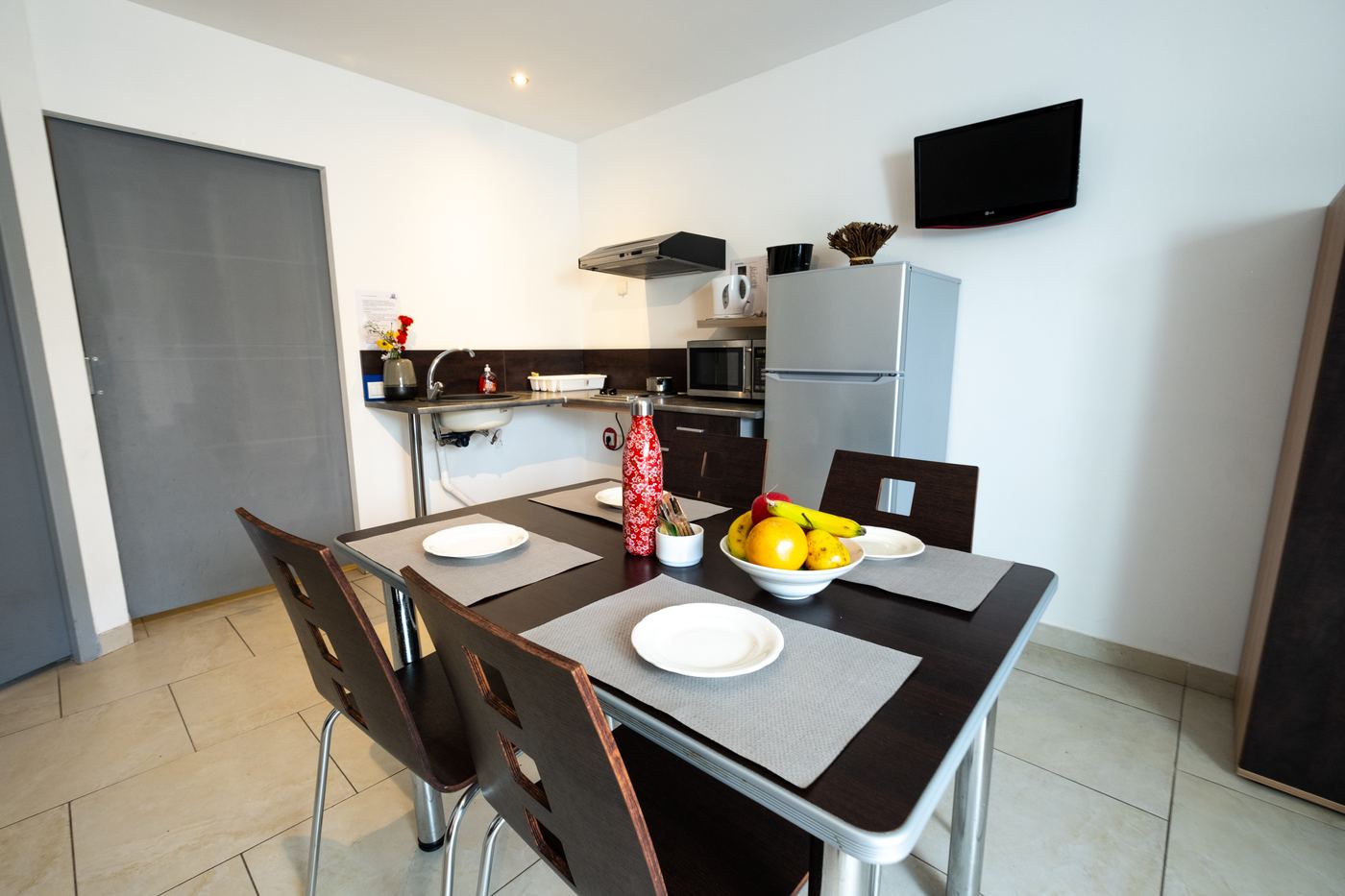 Appartement T2 accessible (PMR), 50 m² — la cuisine et le coin repas