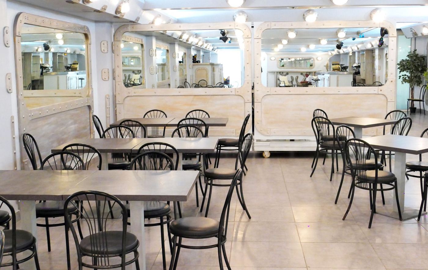 Séminaires et réceptions — la salle de séminaire et son comptoir