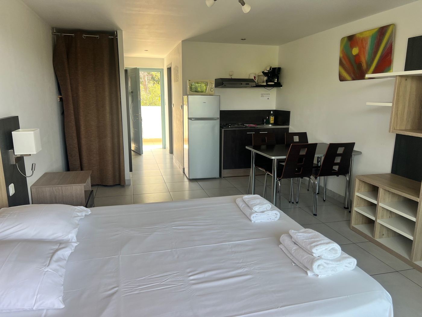 Studio Confort, 30 m² — le studio et sa cuisine