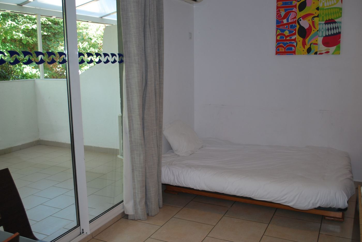 Appartement T2 Confort Supérieur, 50 m² — un lit près de la baie vitrée