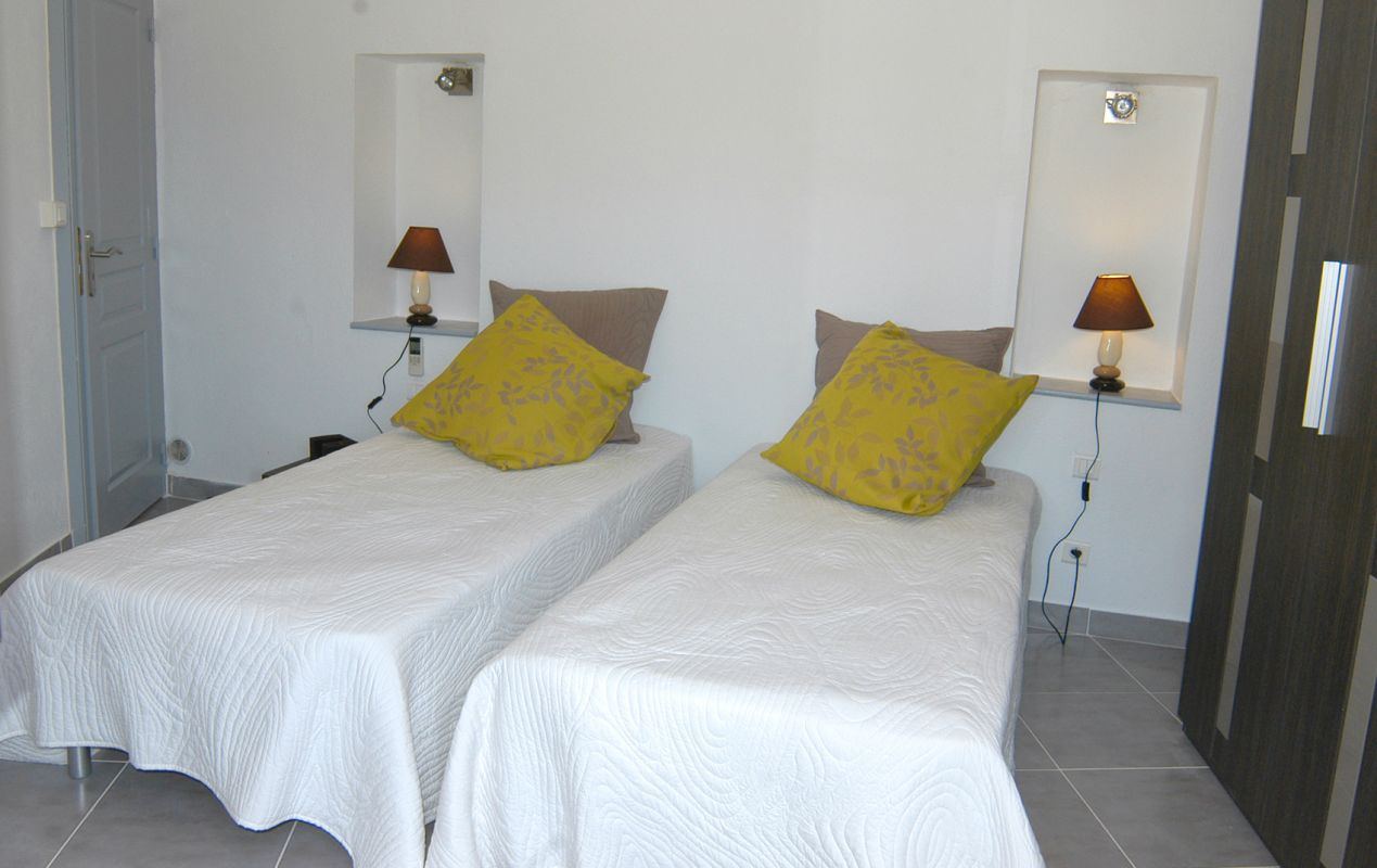 Villa avec piscine privée, 90 m² — la chambre aux deux lits