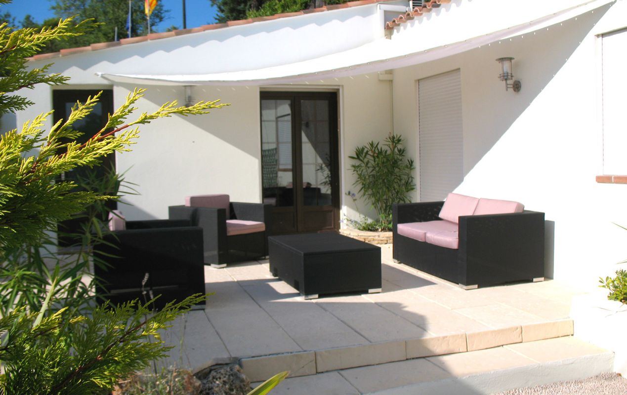 Villa avec piscine privée, 90 m² — la terrasse ombragée