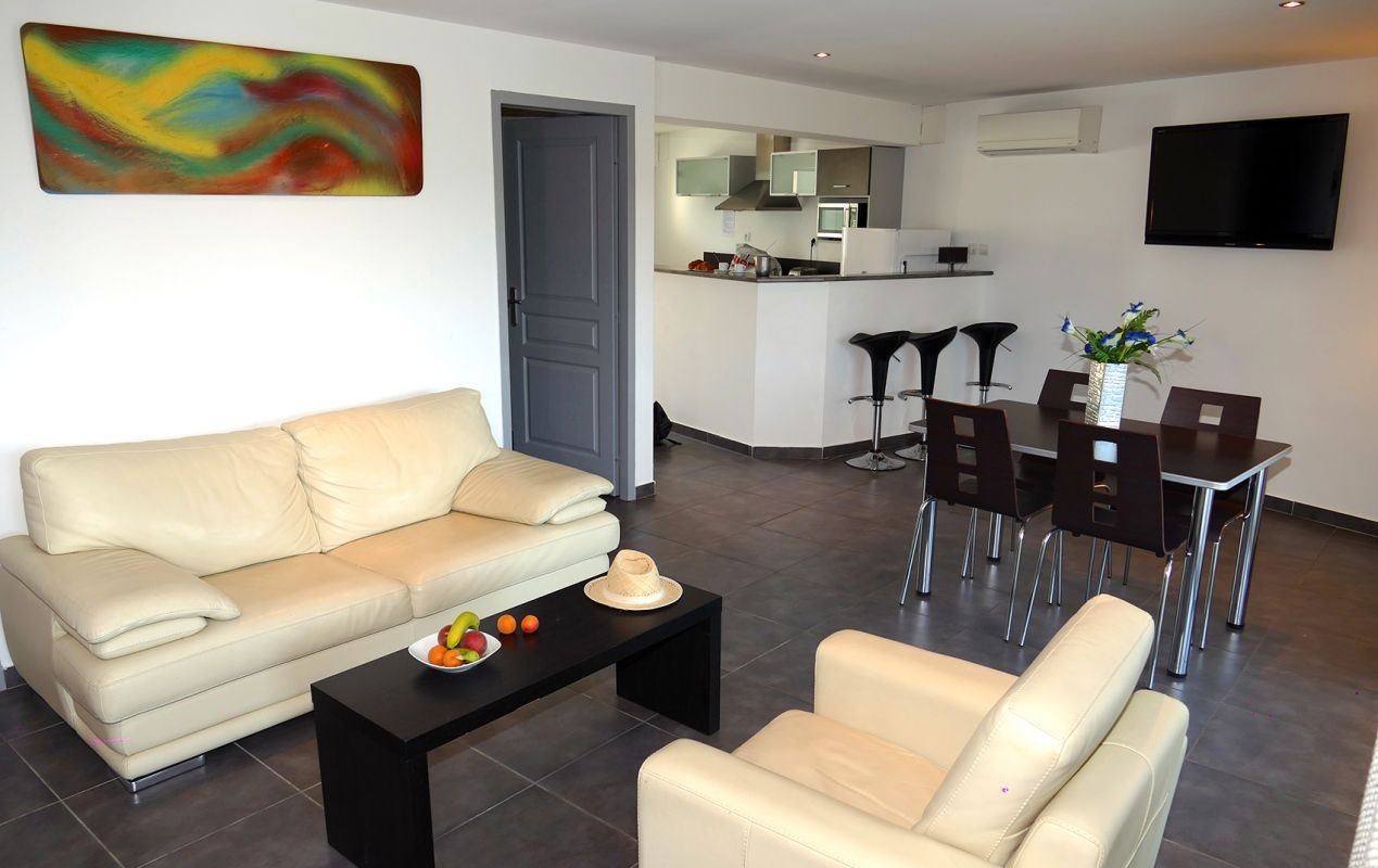 Appartement VIP, 75 m² — le salon et la cuisine